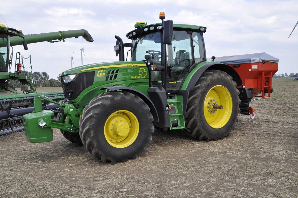 John Deere hat bereits 6R-Traktoren im Testeinsatz, die mit unterschiedlichen Kraftstoffen fahren. Der Traktor erkennt, ob Diesel, Pflanzenöle oder eine Mischung aus beidem getankt wurde und stellt den Motor darauf ein.
© Cord Leymann