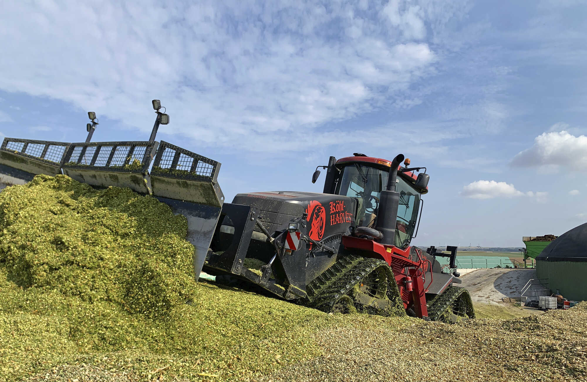 Königsklasse: Der Case IH Quadtrac macht mit seinem markanten Branding auf dem Silo einiges her.
© Schmailzl