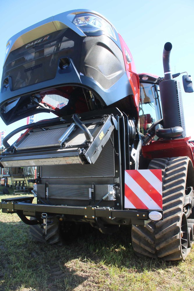 Viel PS unter der Haube: Der Sechszylinder FPT-Motor hat eien Maximalleistung von 778 PS, hier das gewaltige Kühlerpaket. Die Motorhaube wird einen Elektromotor weit geöffnet.
© Helmut Süß