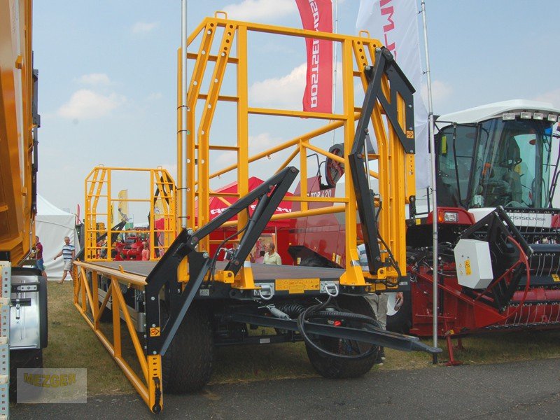 Ballensammelwagen des Typs WIELTON Ballenwagen mit hydraulischer Seitenwand - Ballenanhänger, Neumaschine in Ditzingen (Bild 6)