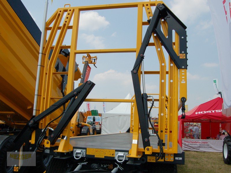 Ballensammelwagen des Typs WIELTON Ballenwagen mit hydraulischer Seitenwand - Ballenanhänger, Neumaschine in Ditzingen (Bild 5)