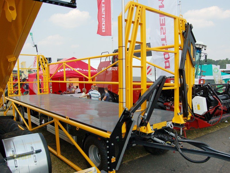 Ballensammelwagen des Typs WIELTON Ballenwagen mit hydraulischer Seitenwand - Ballenanhänger, Neumaschine in Ditzingen (Bild 7)