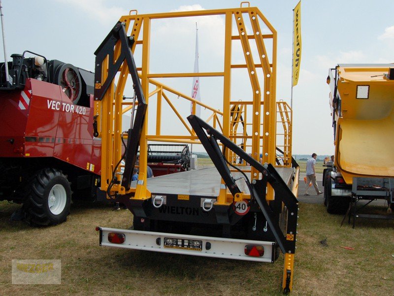 Ballensammelwagen des Typs WIELTON Ballenwagen mit hydraulischer Seitenwand - Ballenanhänger, Neumaschine in Ditzingen (Bild 4)