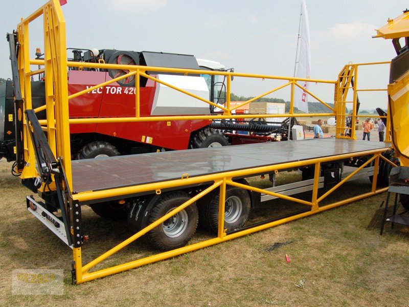 Ballensammelwagen des Typs WIELTON Ballenwagen mit hydraulischer Seitenwand - Ballenanhänger, Neumaschine in Ditzingen (Bild 2)