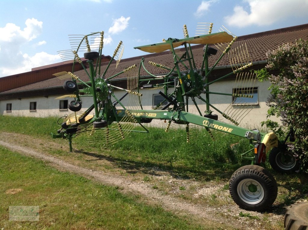 Schwader des Typs Krone Swadro TS 680, Neumaschine in Emskirchen (Bild 1)