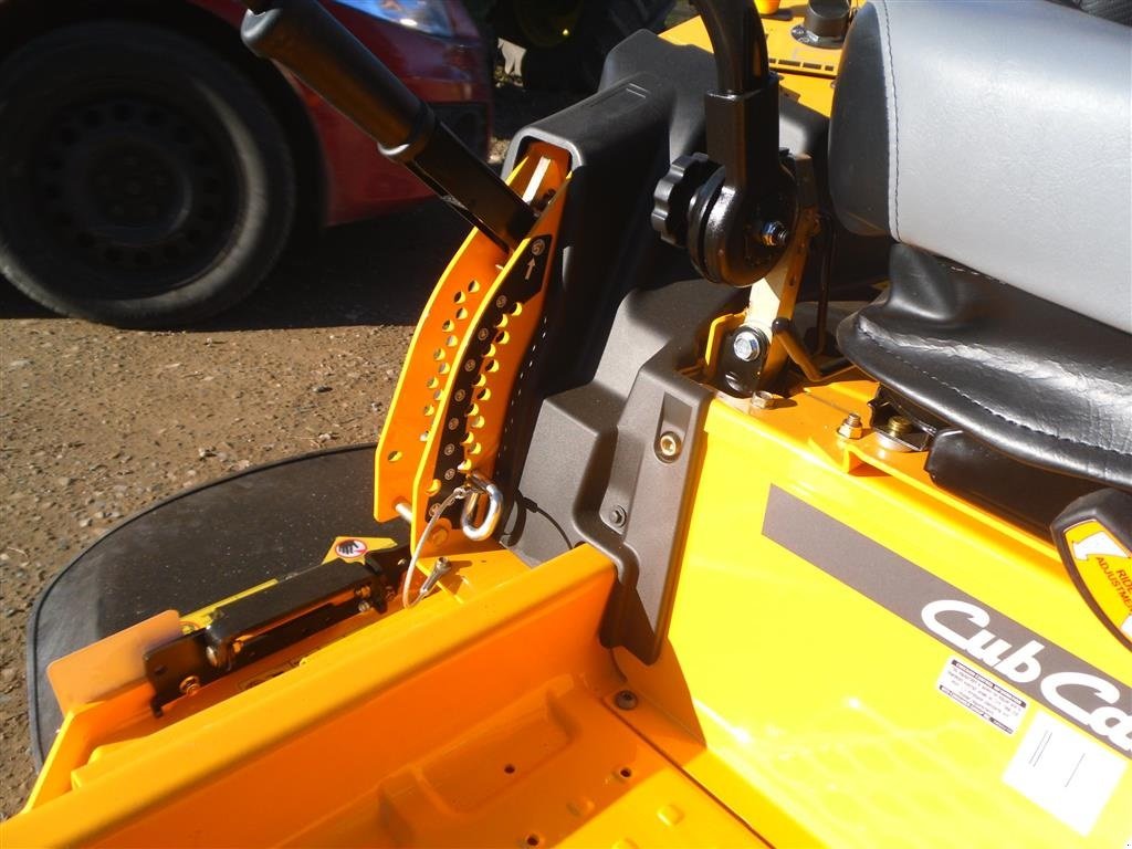 Sitzrasenmäher des Typs Cub Cadet PRO Z1 122 m/ svejst klippe-bord, Gebrauchtmaschine in Bjerringbro (Bild 8)