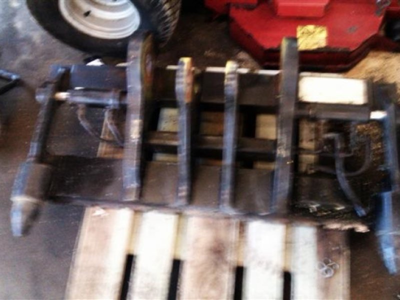 Radlader des Typs JCB REDSKABSFÆSTE MED GAFLER, Gebrauchtmaschine in Kjellerup (Bild 1)