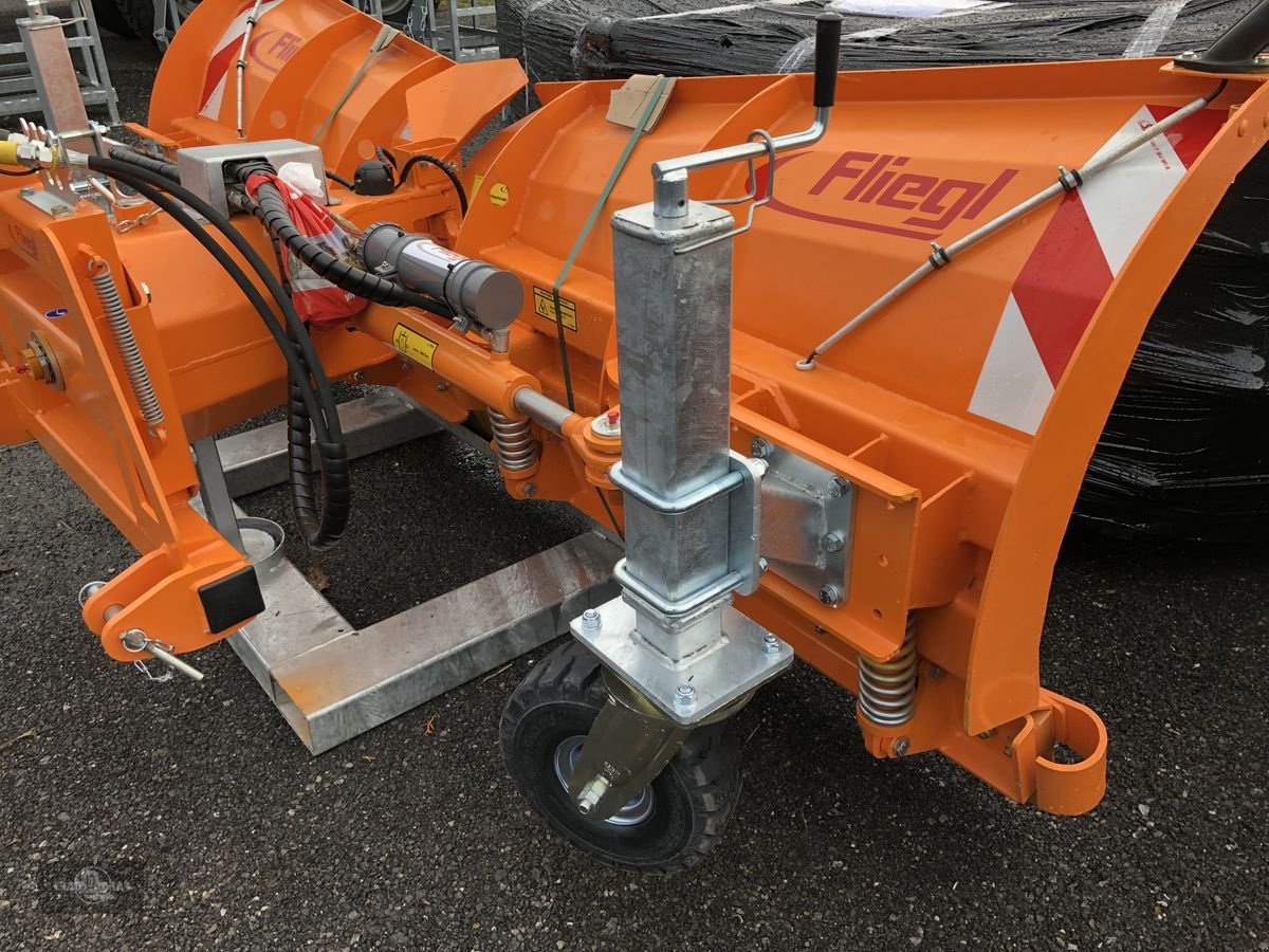 Schneepflug des Typs Fliegl Mammut Duplex 270, verzinkt und lackiert, Neumaschine in Rankweil (Bild 5)