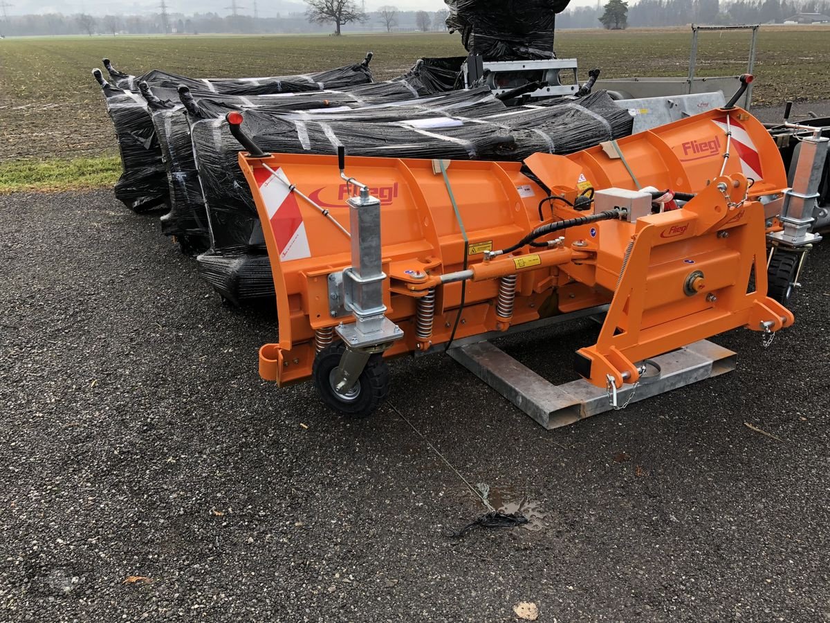 Schneepflug des Typs Fliegl Mammut Duplex 270, verzinkt und lackiert, Neumaschine in Rankweil (Bild 6)