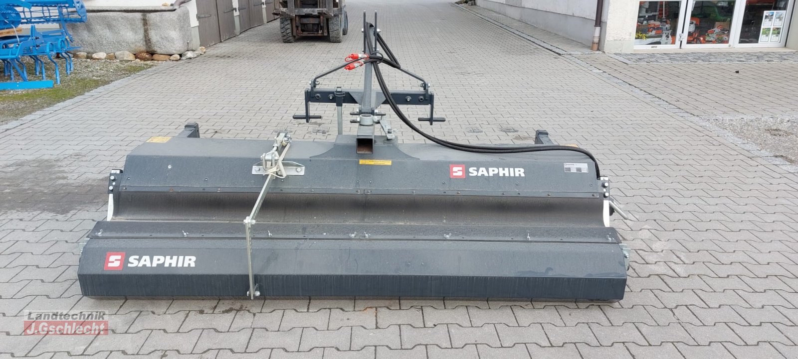 Anbaukehrmaschine des Typs Saphir FKM 231, Neumaschine in Mühldorf (Bild 1)