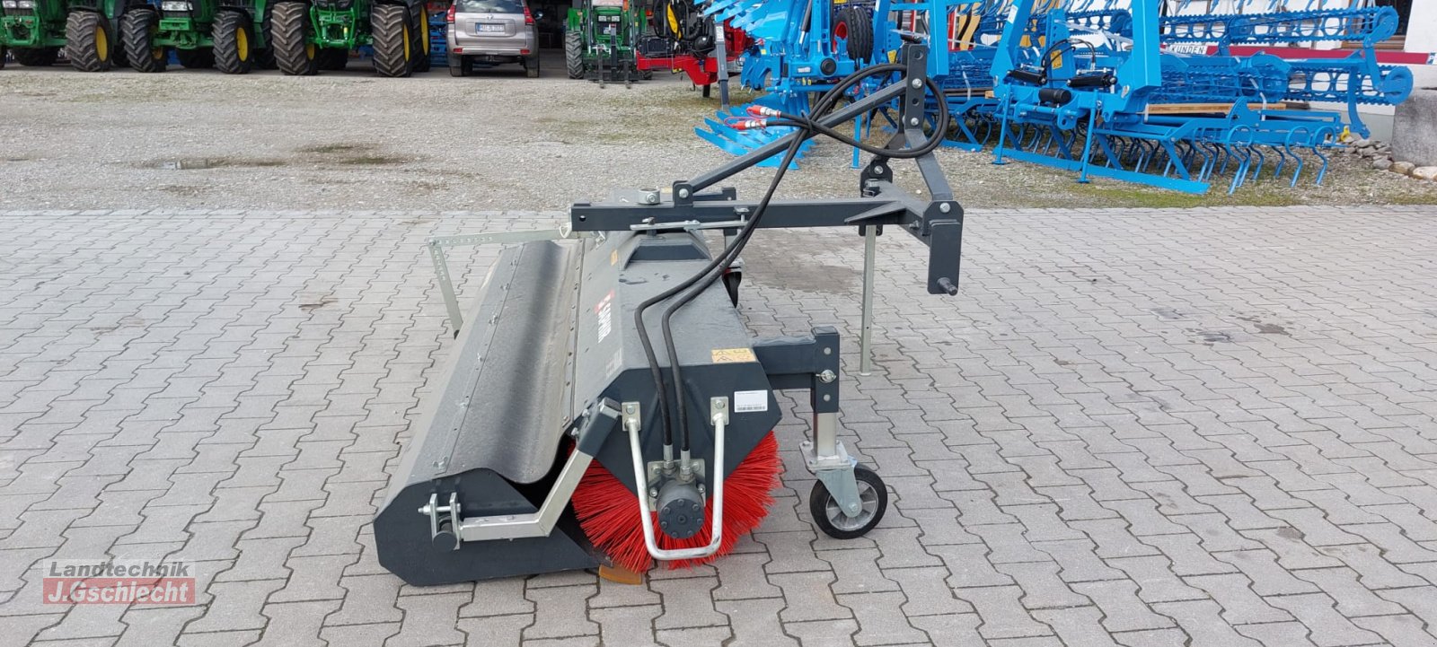 Anbaukehrmaschine des Typs Saphir FKM 231, Neumaschine in Mühldorf (Bild 1)