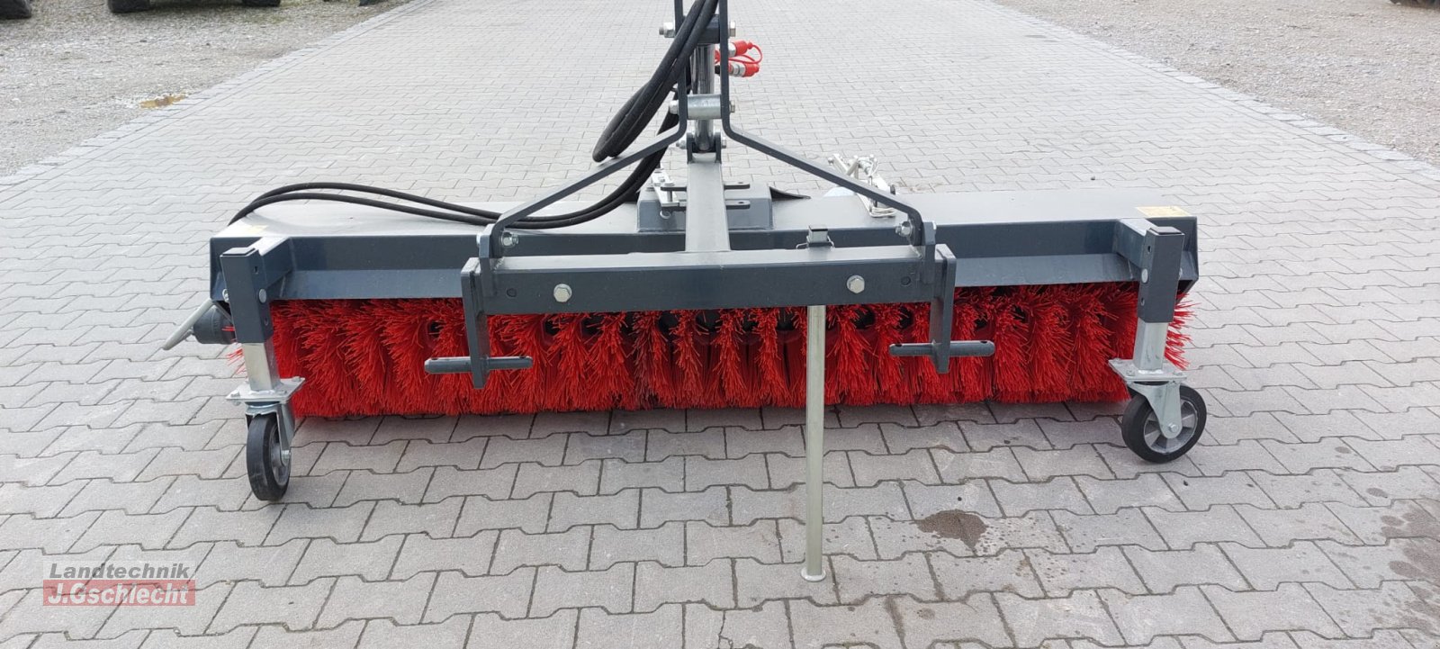 Anbaukehrmaschine des Typs Saphir FKM 231, Neumaschine in Mühldorf (Bild 4)