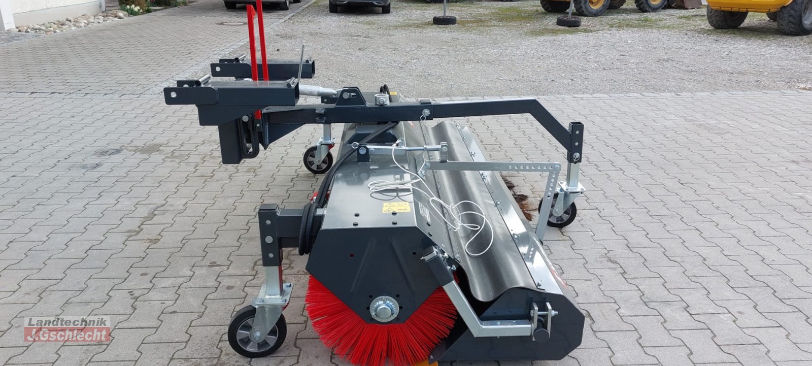 Anbaukehrmaschine des Typs Saphir FKM 231, Neumaschine in Mühldorf (Bild 2)