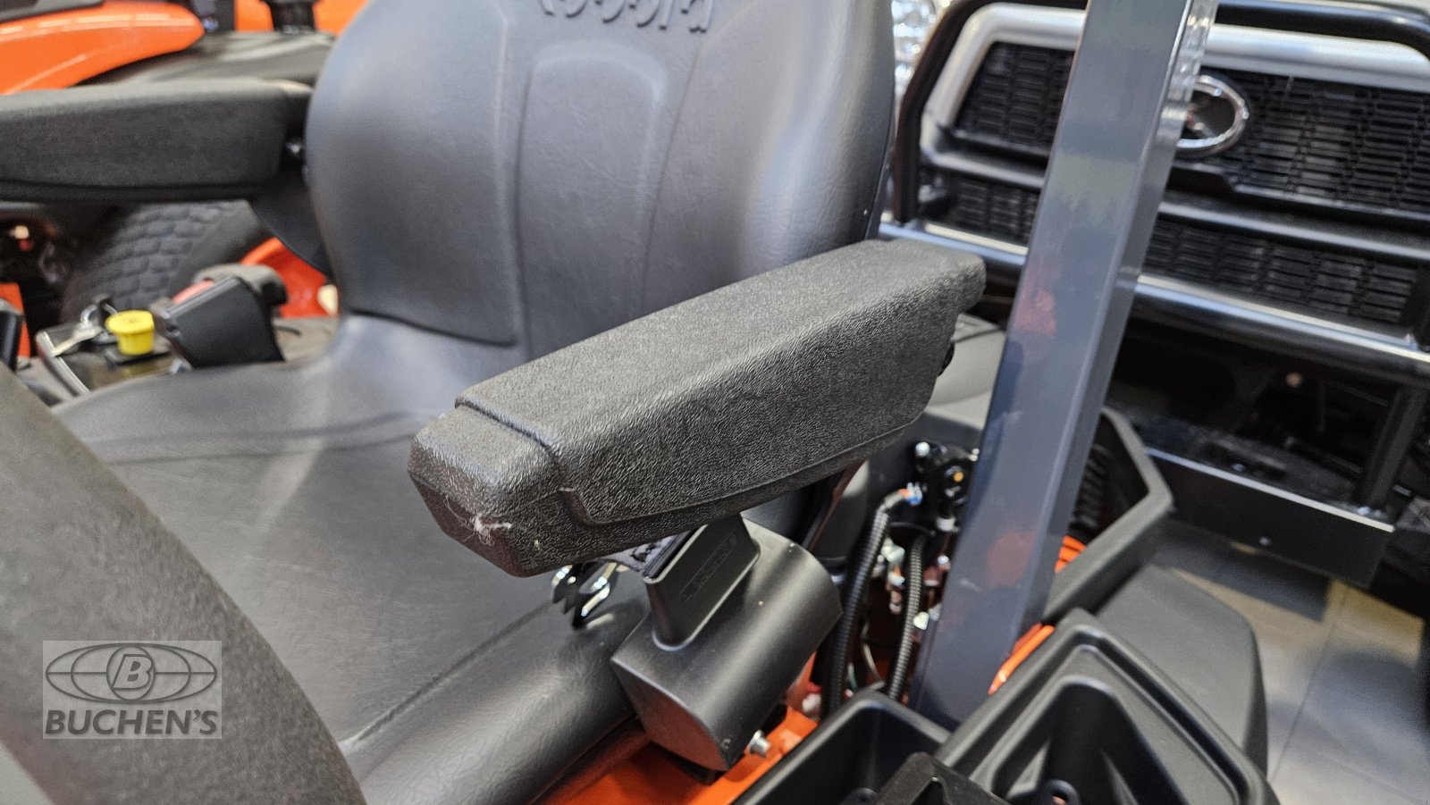 Sitzrasenmäher des Typs Kubota Z1-421, Neumaschine in Olpe (Bild 15)