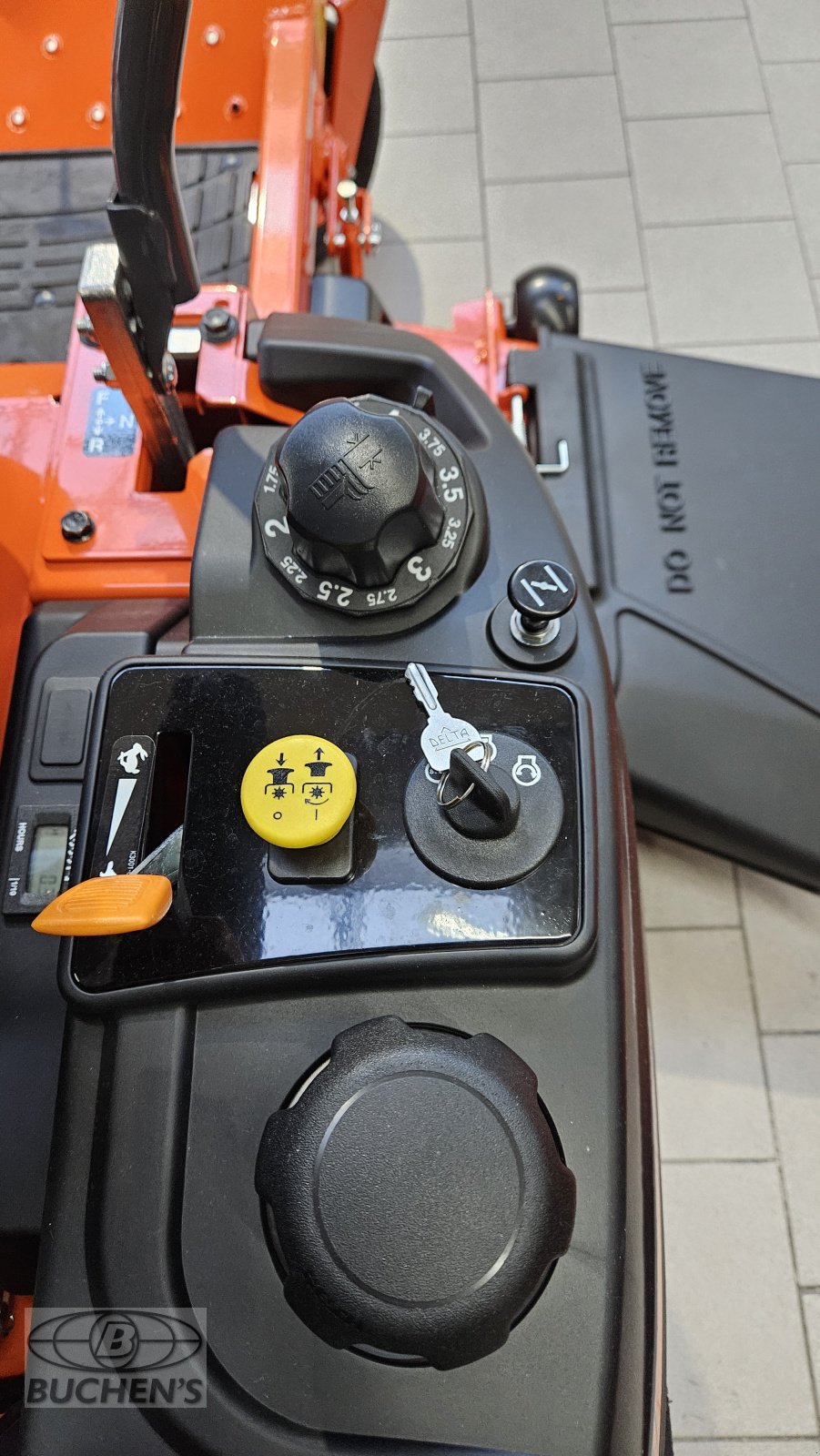 Sitzrasenmäher des Typs Kubota Z1-421, Neumaschine in Olpe (Bild 16)