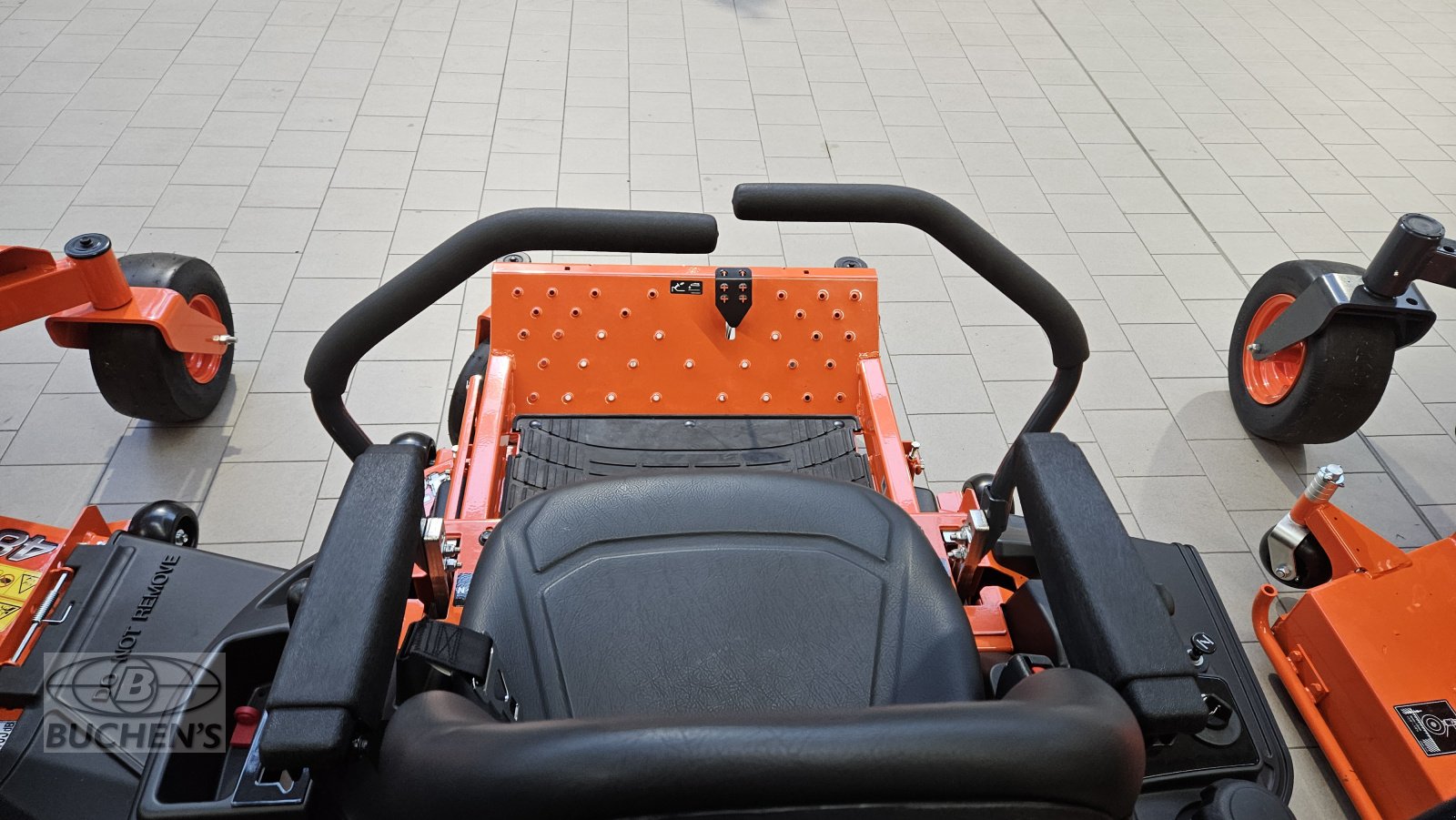 Sitzrasenmäher des Typs Kubota Z1-421, Neumaschine in Olpe (Bild 11)