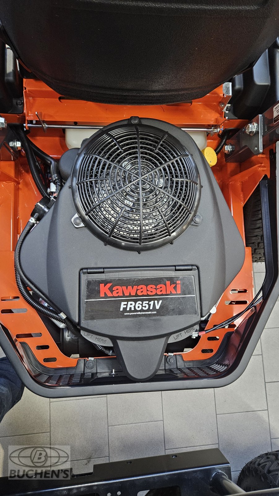 Sitzrasenmäher des Typs Kubota Z1-421, Neumaschine in Olpe (Bild 19)