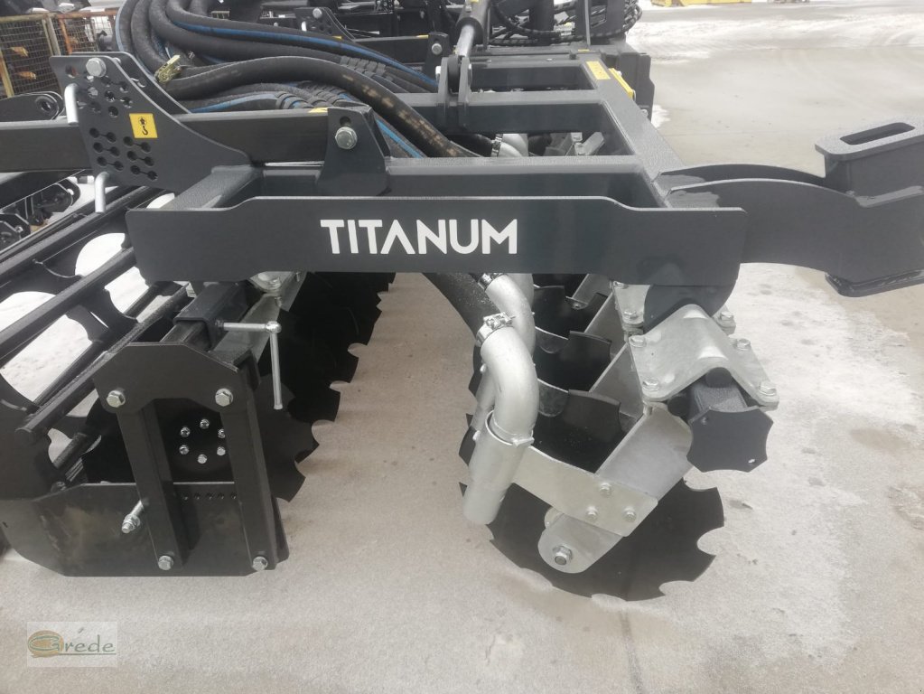 Kurzscheibenegge des Typs Agroland TITANUM (HEAVY) AB 6,0 m mit Gülleverteiler Vogelsang, Neumaschine in Bad Emstal (Bild 4)