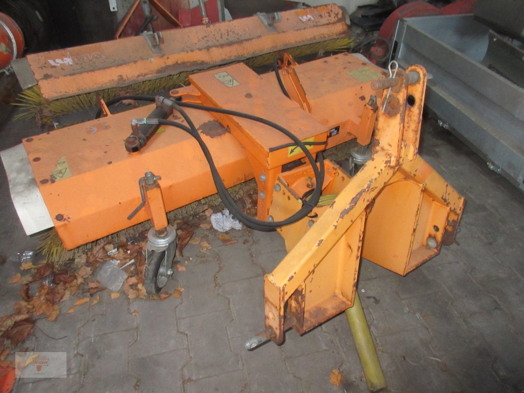 Kehrmaschine des Typs Wiedenmann Combi Clean 2350, Gebrauchtmaschine in Remchingen (Bild 1)