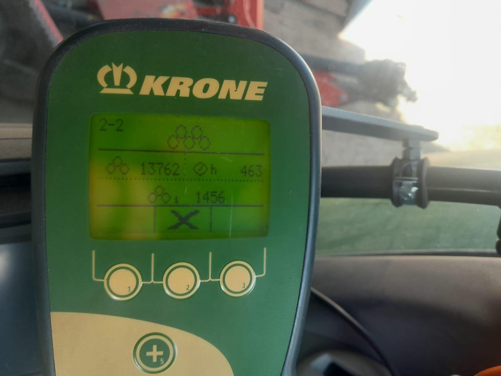 Rundballenpresse des Typs Krone Comprima V 150 XC, Gebrauchtmaschine in Ostrava - Polanka (Bild 2)