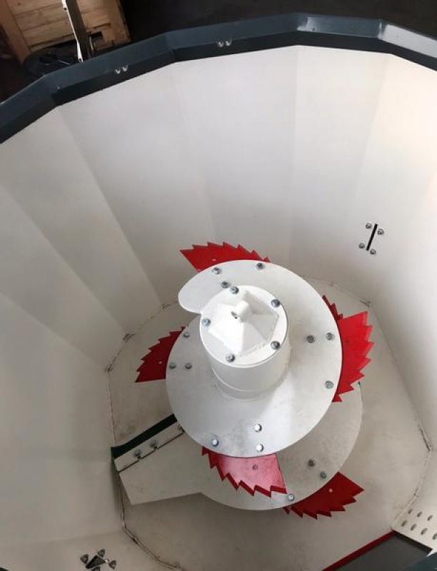 Futtermischwagen des Typs Minos Agri Futtermischwagen T-DYKM 1,5, Neumaschine in Münstermaifeld (Bild 2)