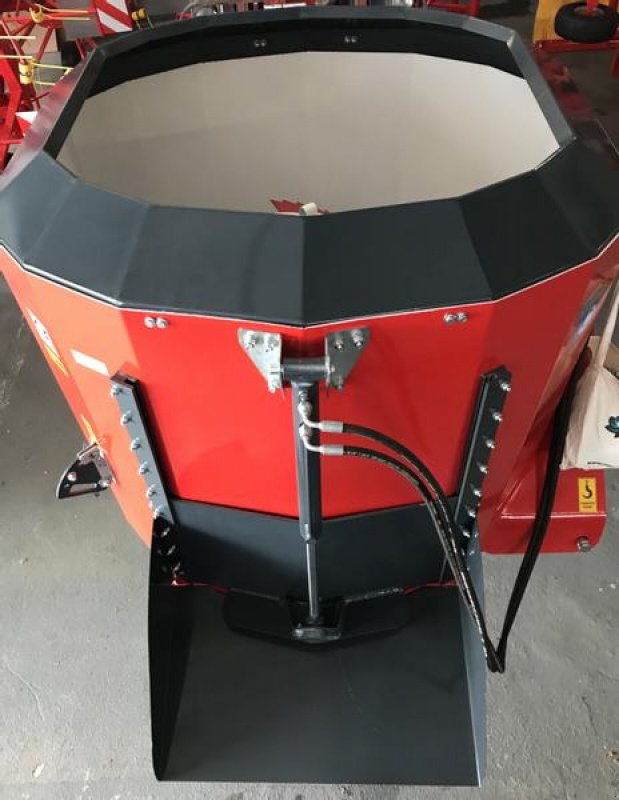 Futtermischwagen des Typs Minos Agri Futtermischwagen T-DYKM 1,5, Neumaschine in Münstermaifeld (Bild 3)