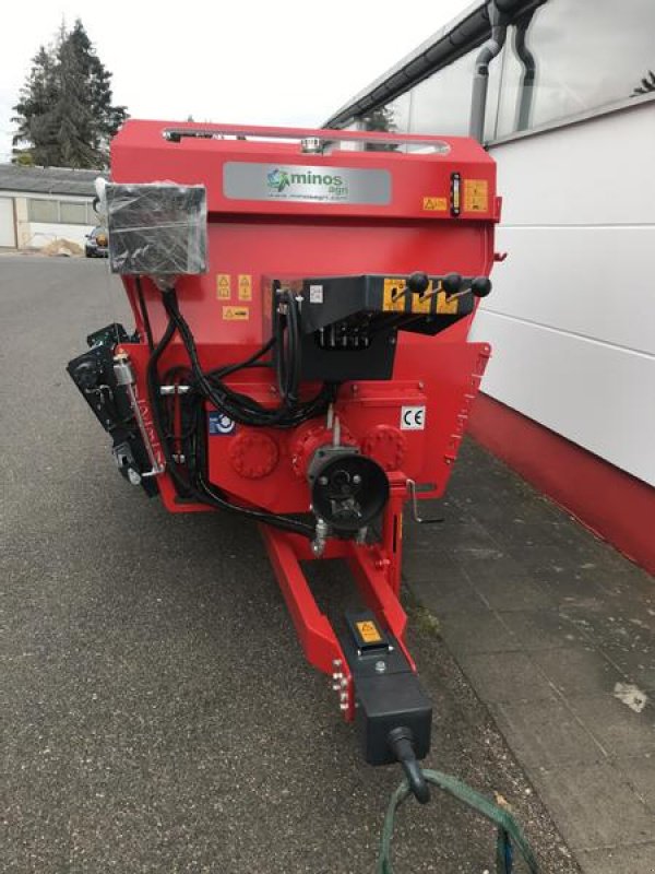 Futtermischwagen des Typs Minos Agri Futtermischwagen T-YYKM 4K, Neumaschine in Münstermaifeld (Bild 4)