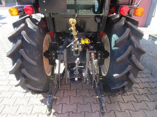 Kommunaltraktor des Typs Branson F 50 Cn, Neumaschine in Sommerach (Bild 3)
