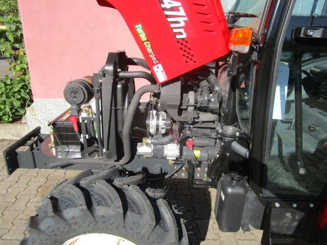 Kommunaltraktor des Typs Branson F 50 Cn, Neumaschine in Sommerach (Bild 4)