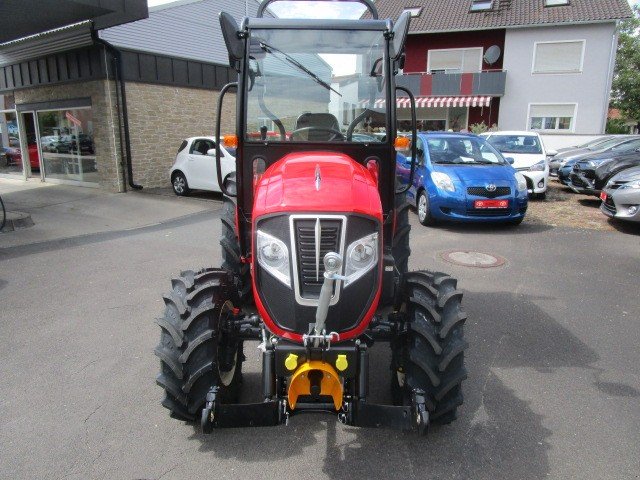 Kommunaltraktor des Typs Branson F 50 Cn, Neumaschine in Sommerach (Bild 10)