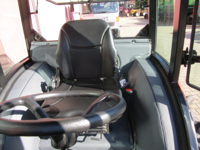 Kommunaltraktor des Typs Branson F 50 Cn, Neumaschine in Sommerach (Bild 9)