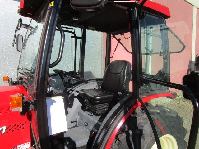 Kommunaltraktor des Typs Branson F 50 Cn, Neumaschine in Sommerach (Bild 5)