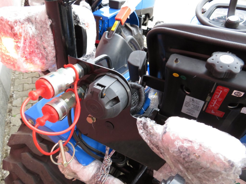 Kommunaltraktor des Typs Solis 20, Neumaschine in Sommerach (Bild 2)