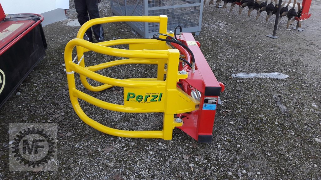 Ballenzange des Typs Perzl Rundballenzange RBZ, Neumaschine in Huglfing (Bild 1)