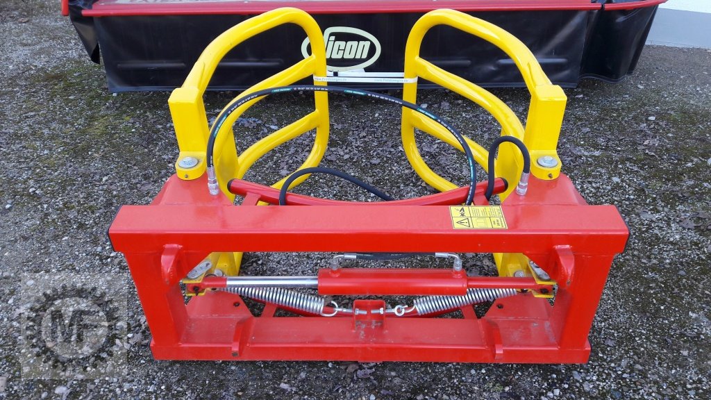 Ballenzange des Typs Perzl Rundballenzange RBZ, Neumaschine in Huglfing (Bild 2)