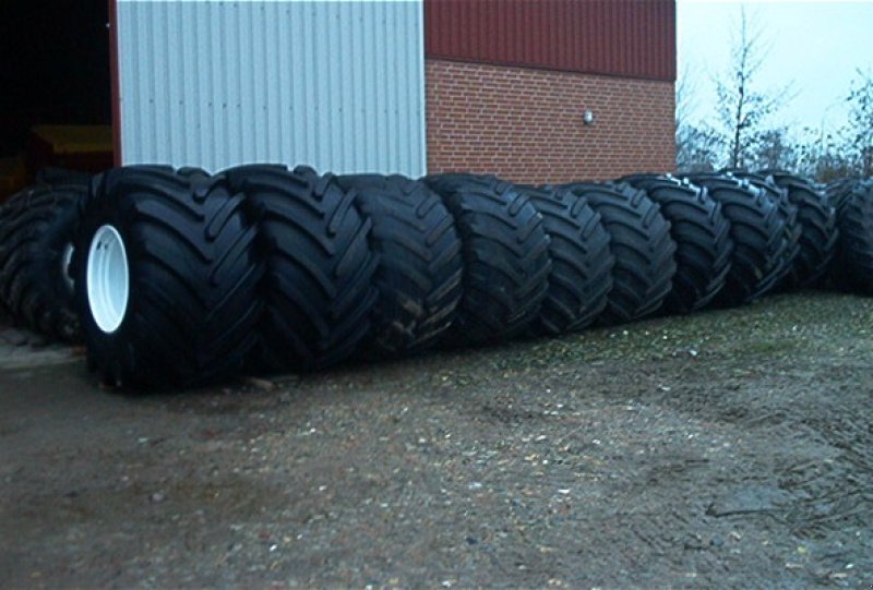 Mähdrescher des Typs CLAAS 1050/50-32 michelin, Gebrauchtmaschine in Hjortshøj (Bild 1)