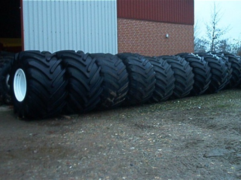 Mähdrescher des Typs CLAAS 1050/50-32 michelin, Gebrauchtmaschine in Hjortshøj (Bild 1)