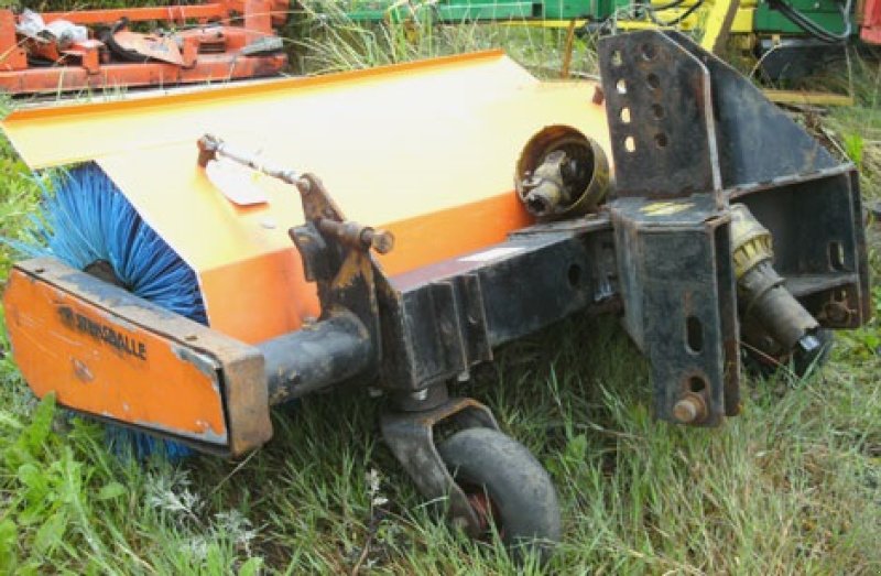 Anbaukehrmaschine des Typs GMR 1200, Gebrauchtmaschine in Helsinge (Bild 2)