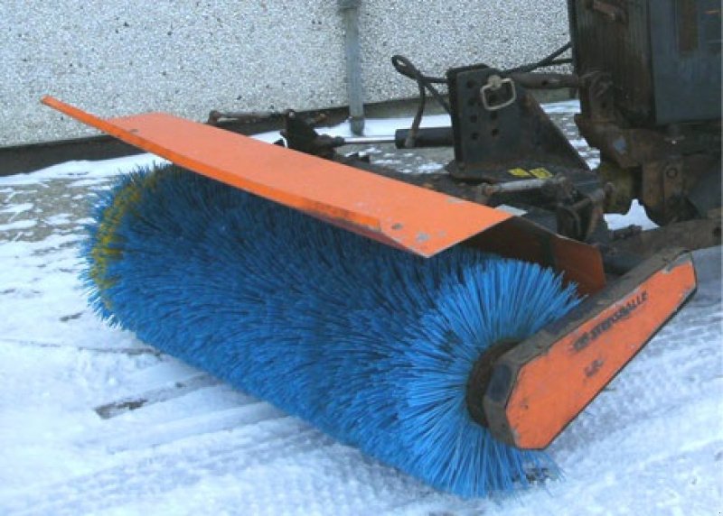 Anbaukehrmaschine des Typs GMR 1200, Gebrauchtmaschine in Helsinge (Bild 1)