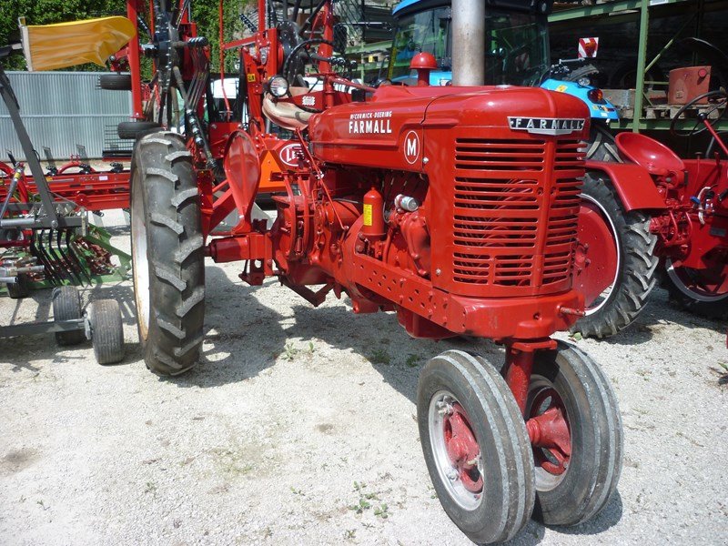 Traktor des Typs McCormick Farmall M, Gebrauchtmaschine in Helgisried (Bild 1)