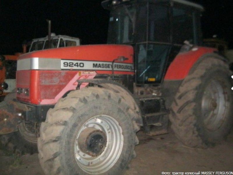 Oldtimer-Traktor des Typs Massey Ferguson 9240,  in Лубни (Bild 1)