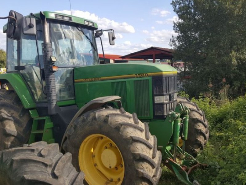Oldtimer-Traktor des Typs John Deere 7700,  in Подворки (Bild 1)
