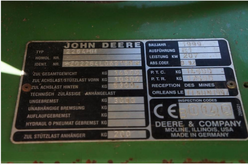 Oldtimer-Mähdrescher des Typs John Deere 2264,  in Луцьк (Bild 5)