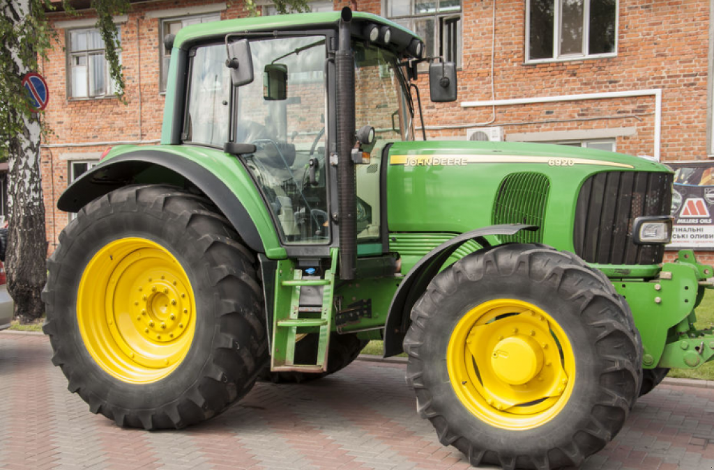 Oldtimer-Traktor des Typs John Deere 6920, Neumaschine in Житомир (Bild 1)