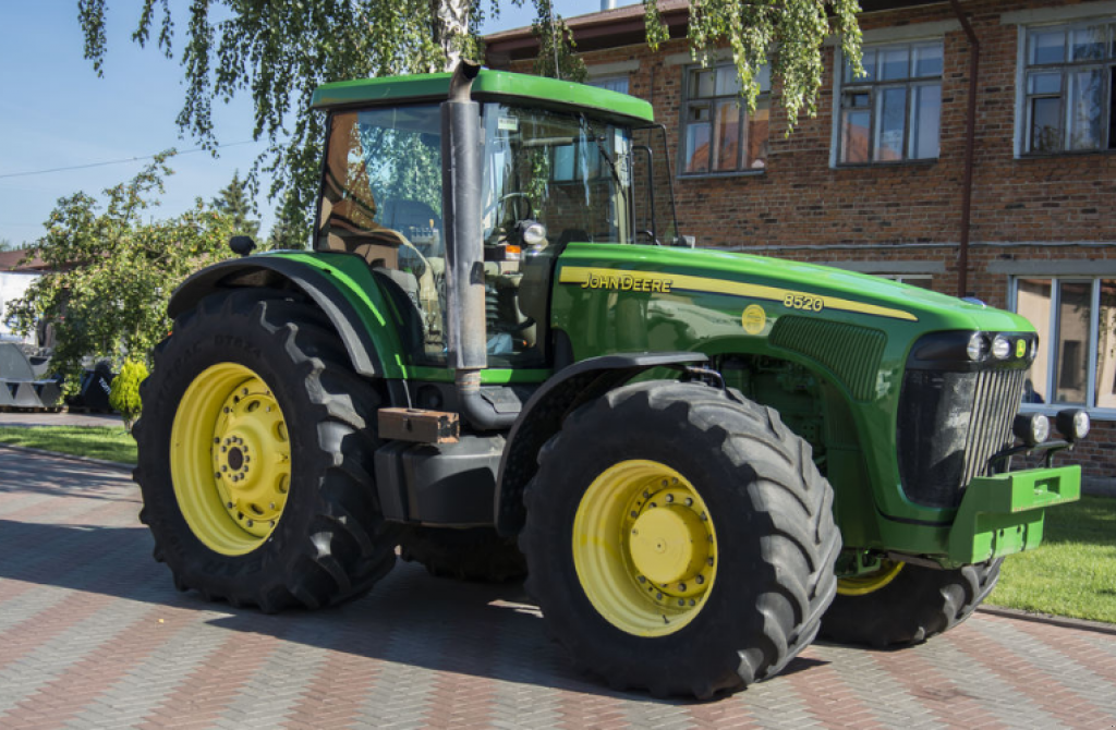 Oldtimer-Traktor des Typs John Deere 8520, Neumaschine in Житомир (Bild 1)