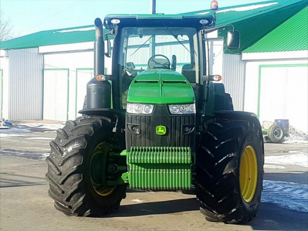 Oldtimer-Traktor des Typs John Deere 8310R, Neumaschine in Звенигородка (Bild 2)