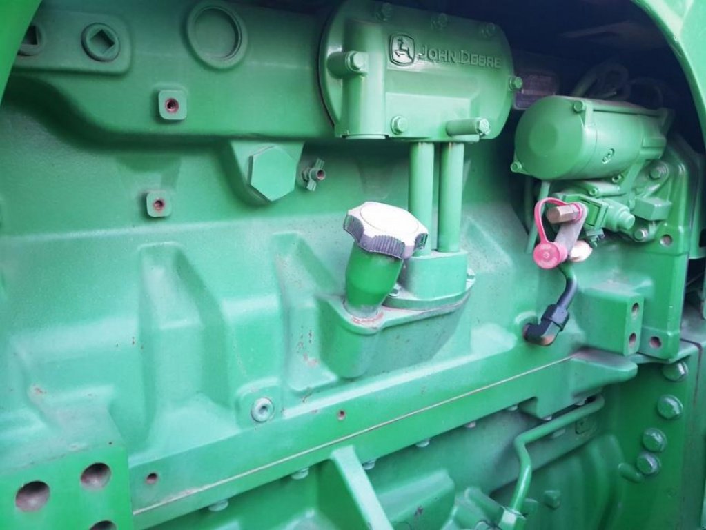 Oldtimer-Traktor des Typs John Deere 8320, Neumaschine in Звенигородка (Bild 4)