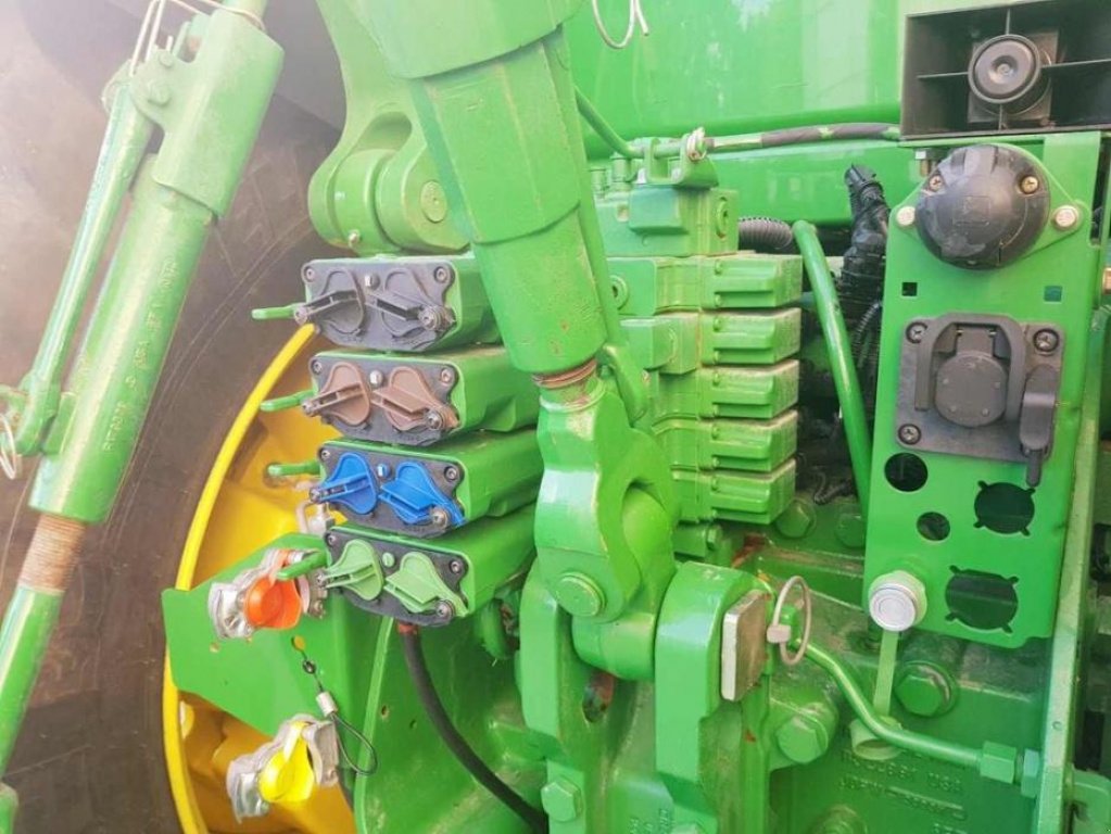 Oldtimer-Traktor des Typs John Deere 8285R, Neumaschine in Звенигородка (Bild 9)
