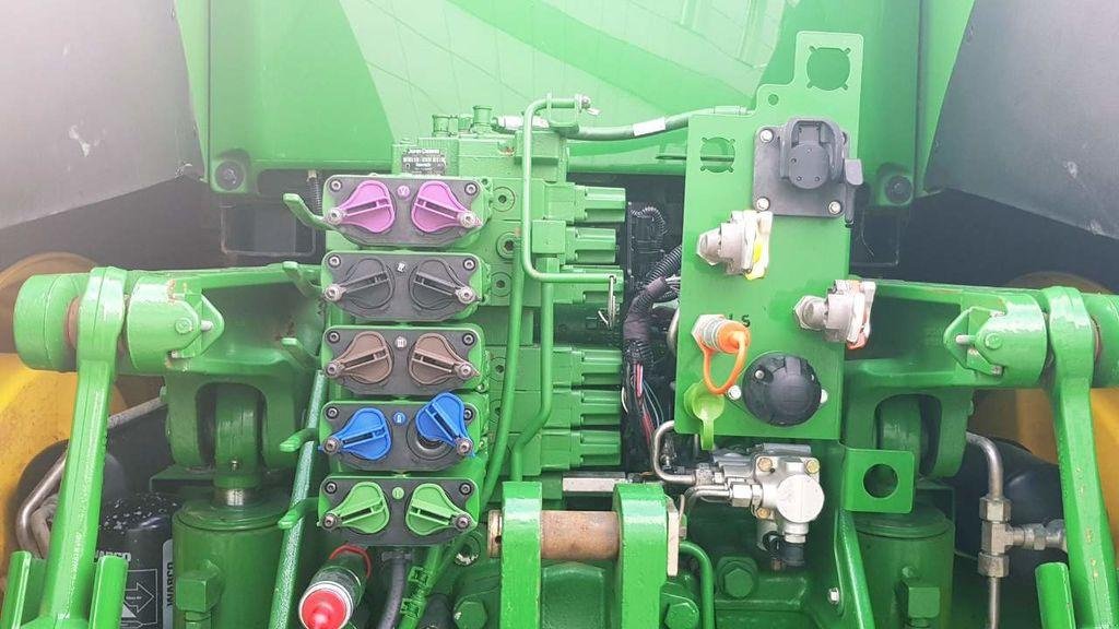 Oldtimer-Traktor des Typs John Deere 8320R, Neumaschine in Звенигородка (Bild 7)