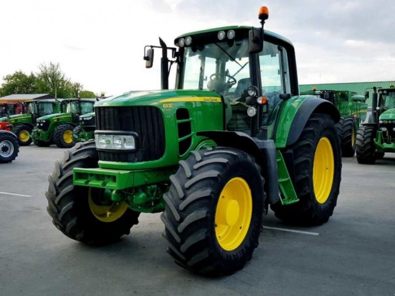 Oldtimer-Traktor des Typs John Deere 6930 Premium, Neumaschine in Звенигородка